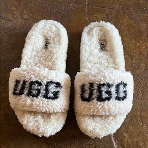 UGG Cream Fluffy Logo Slippers
